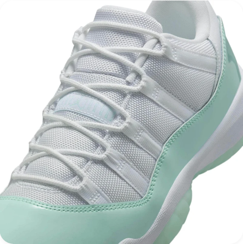 Air Jordan 11 Retro Low WMNS 'Igloo'